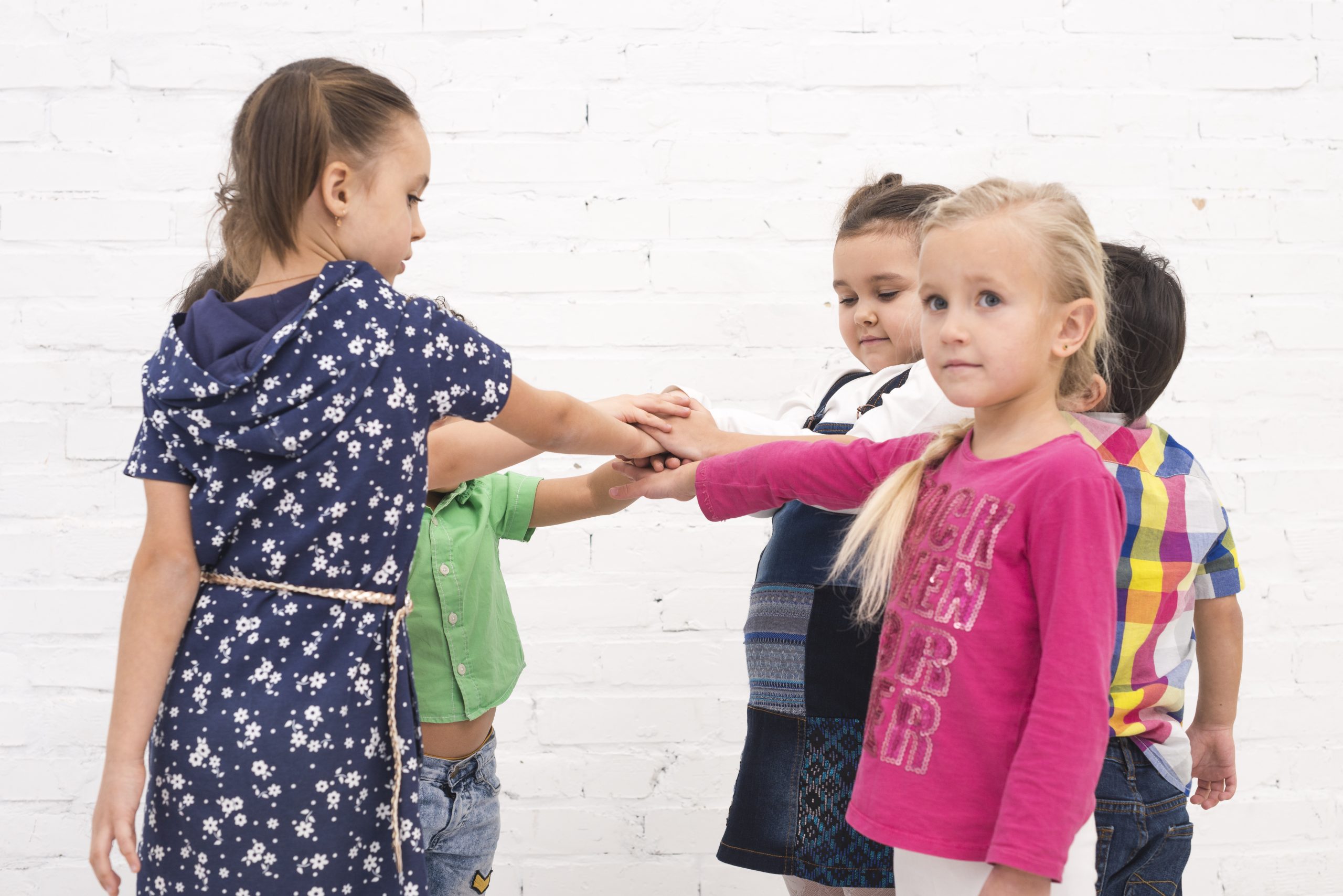 children-holding-hand-group