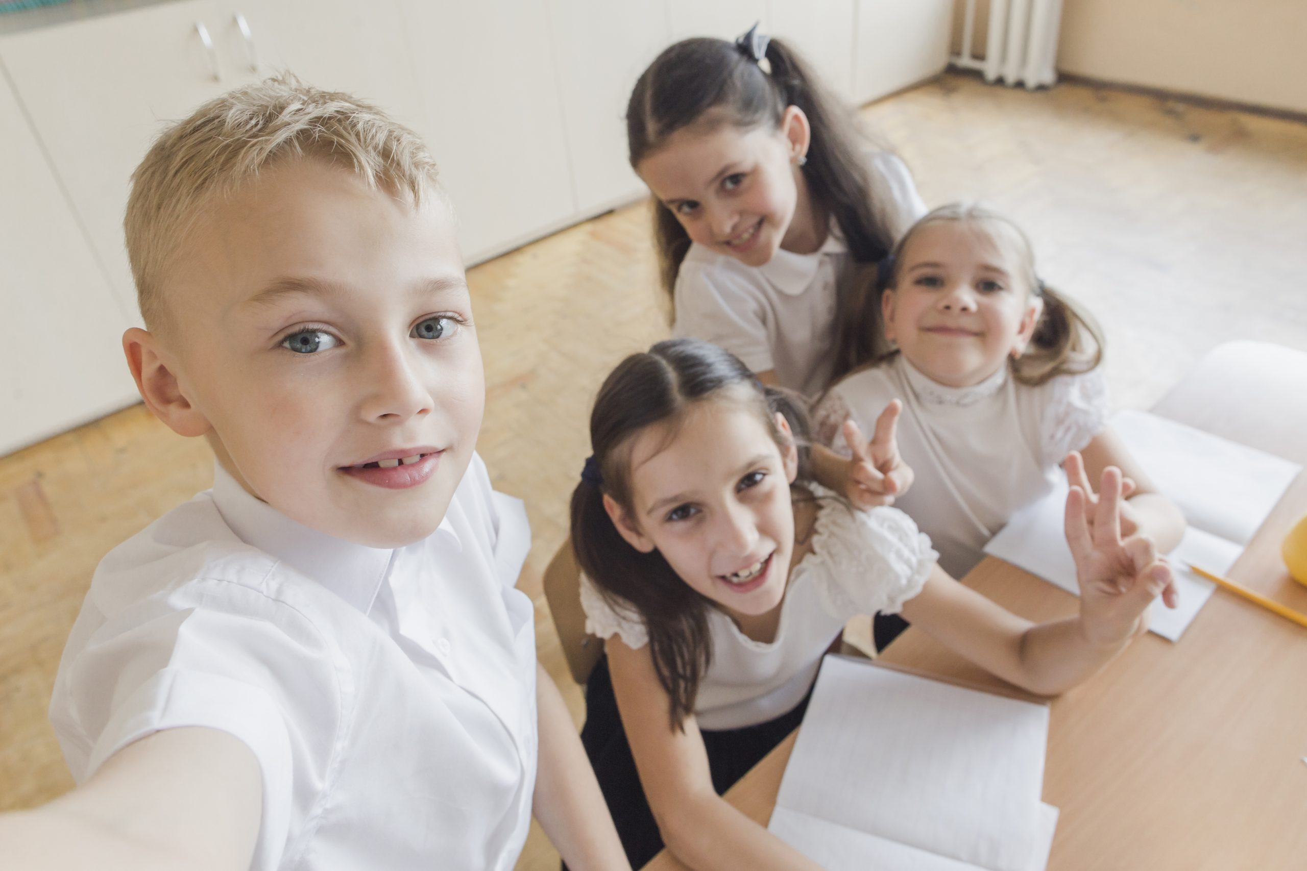 kids-taking-selfie-school